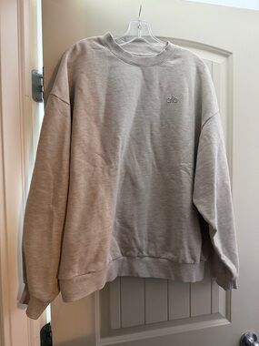 ALO Yoga Men’s Crewneck Sweatshirt in Heather Taupe